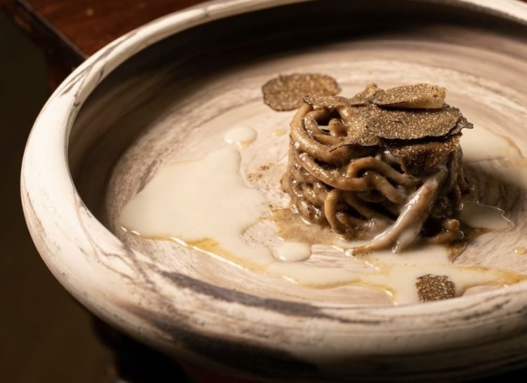 Umbrichelli di grano arso al tartufo nero con pecorino e miele