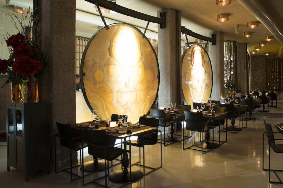 The restaurant is speckled with large onyx gongs. The architectural project, signed by Nisi Magnoni and Davide Galletta, includes open spaces, with very high ceilings, neo-gothic hints and furniture from Bali too