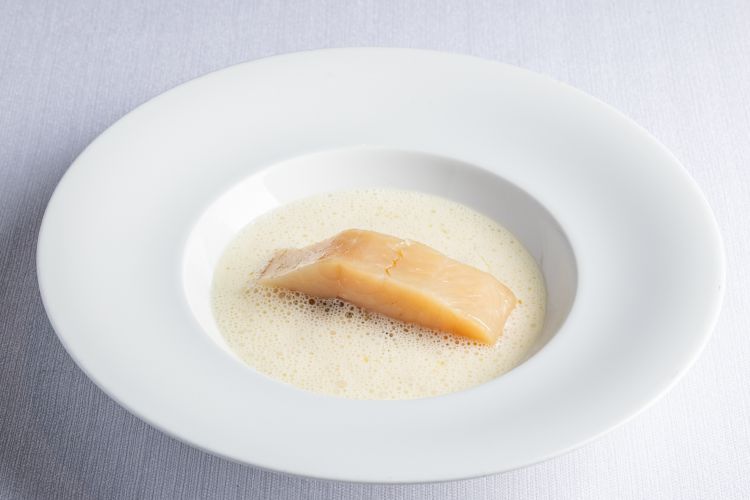 Trota, crauti e finferli -&nbsp;David Žefran
Piatto simbolo del cuoco sloveno, che cucina solo pesci d'acqua dolce, catturati in un arco di 100/150 chilometri: la trota &egrave; cotta medium rare e cambia la guarnizione con le stagioni: nel nostro caso era un&nbsp;favoloso succo ai crauti, cos&igrave; acido che ti veniva voglia di mangiarne ancora e ancora
