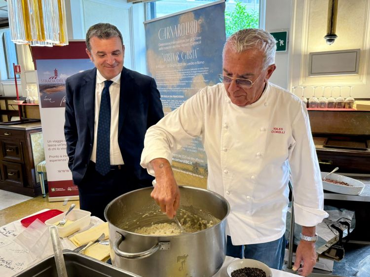 Igles Corelli prepara il risotto con Gian Marco Centinaio, vicepresidente del Senato