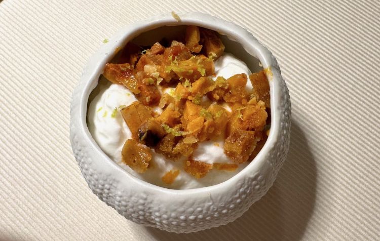 Il Capriccio: tartare di gamberi rosa, pane croccante, spuma di caprino e granita di ricci di mare, signature dish di Ottavi