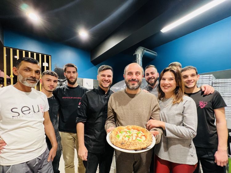 Con il team di Seu Pizza Illuminati, pizzeria romana
