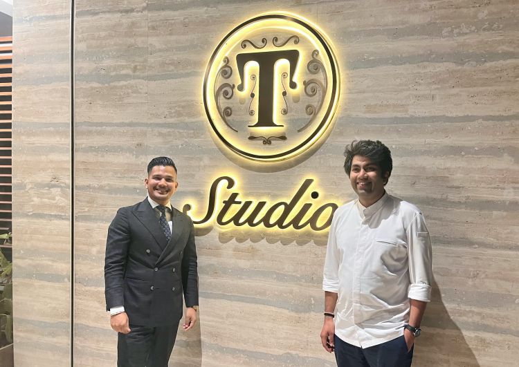 Il restaurant manager Vipin Panwar e lo chef Himanshu Saini, sala e cucina, da sempre insieme nell'avventura di Trésind Studio
