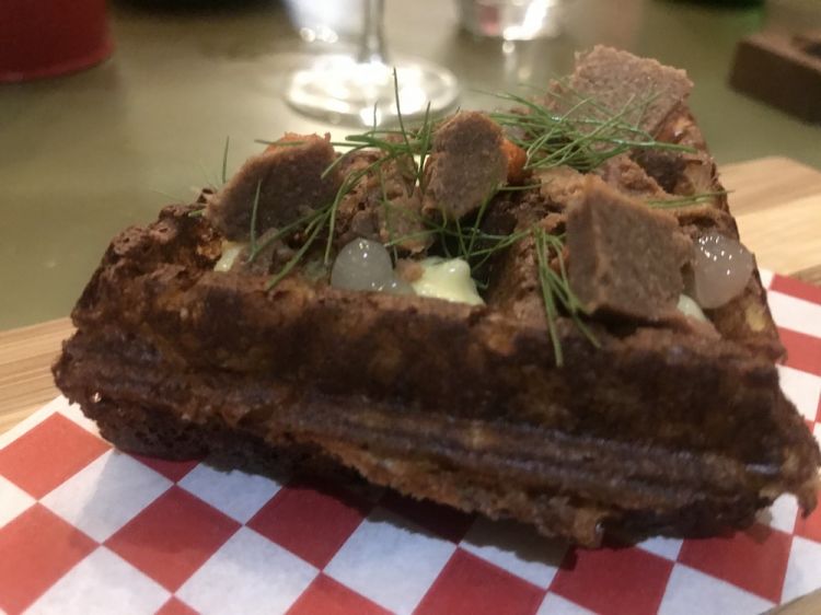 Waffle di mais con bottarga e burro di malga