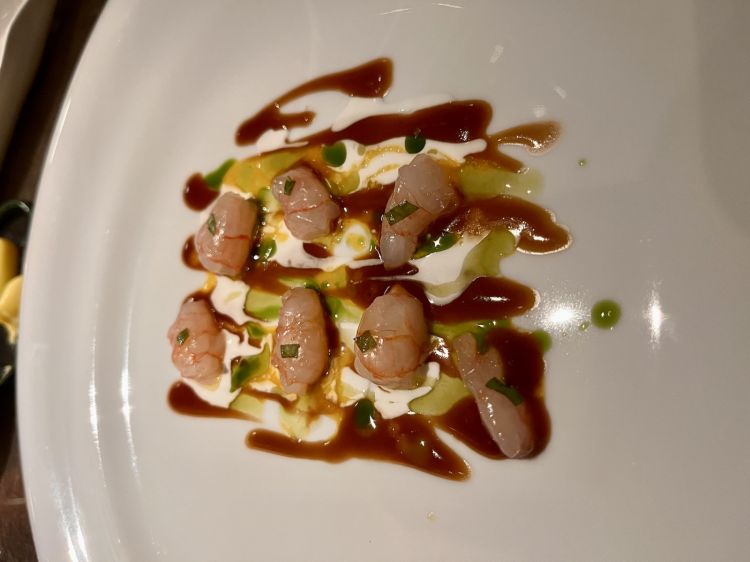 Gamberi crudi con la loro bisque, caprino e olio al dragoncello. Giungerà, da porre sopra, un risotto mantecato con succo fermentato di fichi d'India, piatto super del menu di Domenico Candela