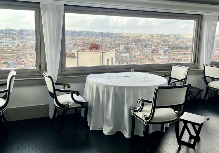 Tavola con vista sulla Città Eterna
