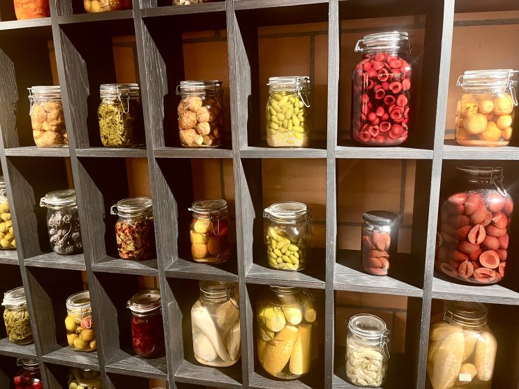 Al piano meno uno di Casa Caminada c'è una lunga serie di prodotti locali fermentati in casa: il 70% sono pickled classici, il resto lattofermentati, kimchi, sauerkraut...
