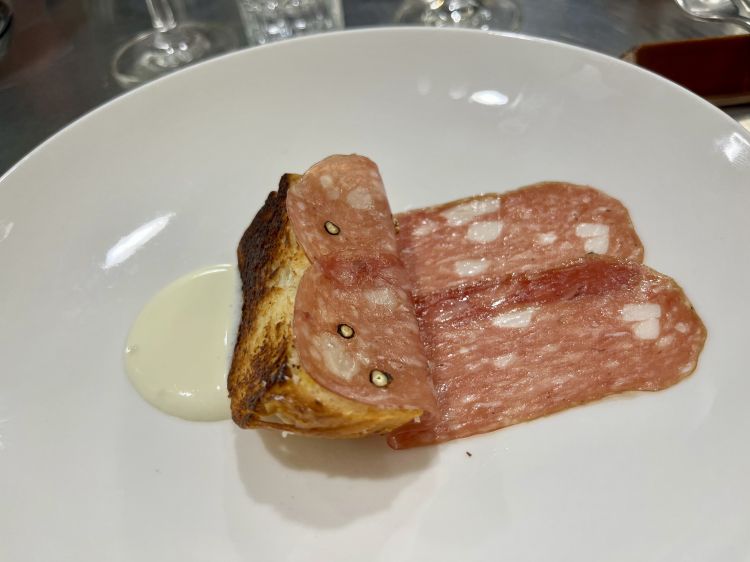 Pizza al formaggio tostata con salame “schiacciata romana”, spuma di patate, cipolle e formaggio