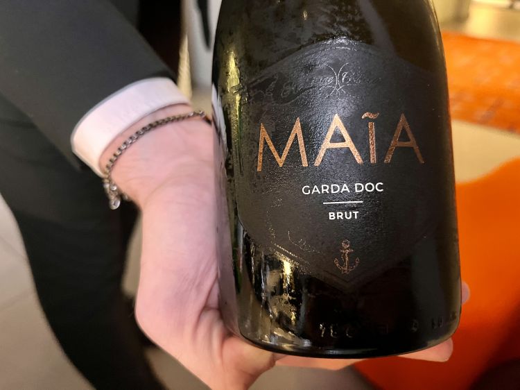 Maia Brut. Inizio pasto con uve Chardonnay e garganega trasformate con metodo italiano (Charmat lungo). Una bollicina di buon fiore e frutto: eleganza e freschezza. Anche in versione Brut Rosé e Maia Benacus Limited edition. maiawine.it
