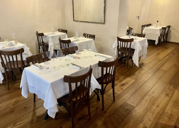 Cinquantasei coperti massimo: tutti tavoli e 4 sedute al banco