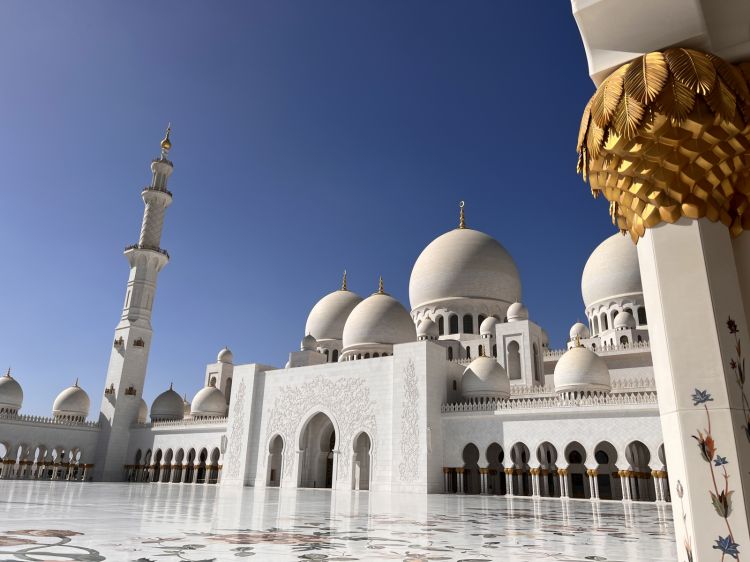 A detail of the Sheikh Zayed Grande Mosque, an impressive architectural crossing established in 2007, after 11 years of work. It's a hymn to dialogue among cultures, whether Muslim or not
