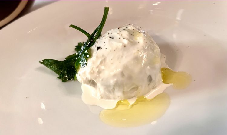 Mozzarella e funghi
Mozzarella tra virgolette perché in realtà è un’ostia intinta in una crema di latte e nel ripieno compaiono funghi e acciughe. L’ostia – tecnicamente la semplice somma di acqua e farina - è ingrediente feticcio dei tempi recenti di Matteo Baronetto
