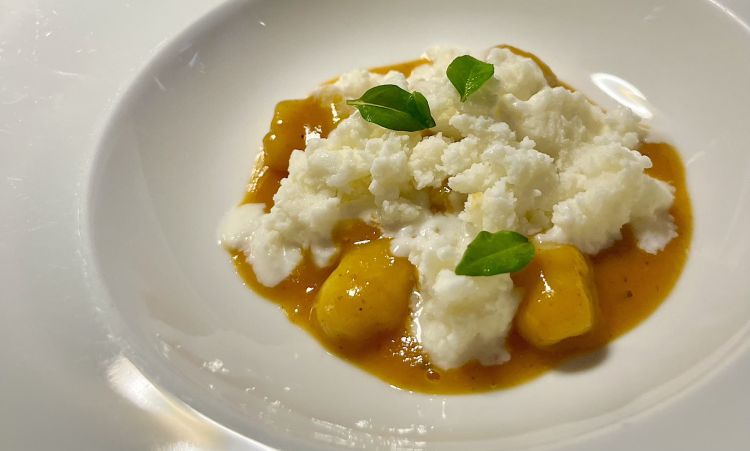 Gnocchi di frolla, albicocche, kosho rosso, ricotta
Gli gnocchi di pasta frolla - gommosi, testura tipo mochi – utilizzano la ricotta al posto del burro. Attorno, dolcezze naturali espresse da una “sriracha” di albicocca con granita di ricotta all’acqua di rose