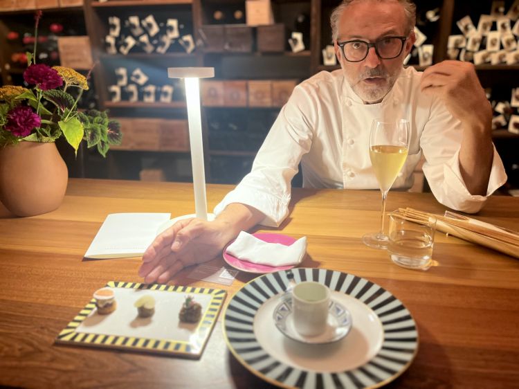 Massimo Bottura, 60 anni. Il trittico iniziale del menu "I'm not There" (325 euro) è subito una micronizzazione di 3 piatti simbolo dell'Osteria Francescana: Normandia, Ricordo di un Panino alla Mortadella e L'Anguilla che Risale il Po
