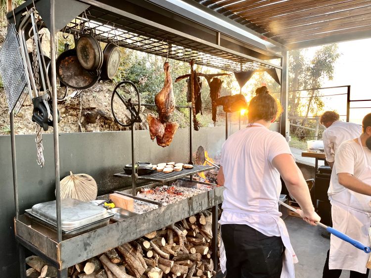 Protagonista della cucina, brace e fuoco vivo
