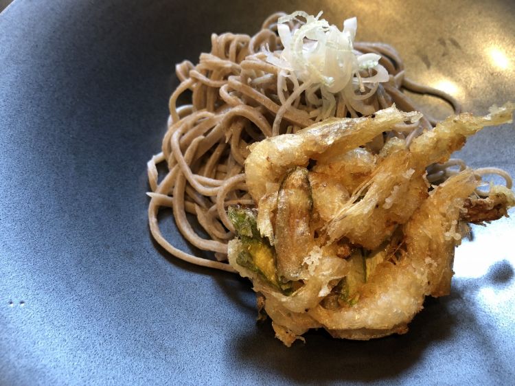 Soba (fatti a mano dallo chef) con kakiage, cioè croccante di gamberi in tempura, crudo di cipollotti e salsa di soba-dashi