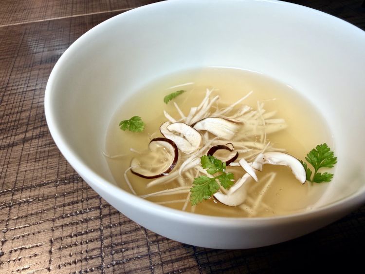Brodo di funghi matsusake con semi di gleditsia sinensis (spini di Giuda) e funghi stropharia rugosoannulata (giganti del giardino). Profumato, complesso, eccezionale