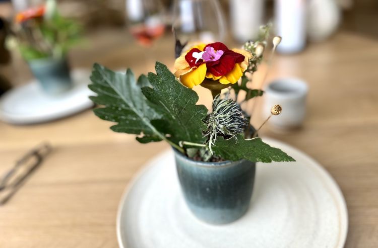 Flower tart
Il primo assaggio del menu degustazione è un piatto simbolo del Noma, nel tempo declinato in mille varianti. Nascosta tra i petali di fiori di stagione, c’è una crispy tart di patate con una foglia di nasturzio, condita con olio al prezzemolo. Il summer menu 2022 è completamente vegetale, appagante e succulento, un obiettivo che il test kitchen non perde mai di vista, approfondiremo presto. Ad aiutare la deliciousness intervengono salse, burri, prodotti lattici e il consueto corredo umamico conferito dalle fermentazioni
