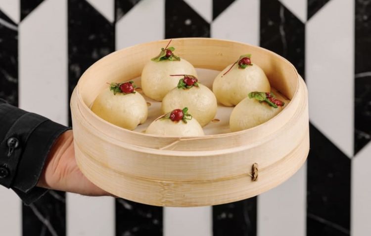 In carta, anche specialità di cucina cinese da condividere come Baozi al vapore con stracotto di maiale in agrodolce o la Selezione di Dim Sum
