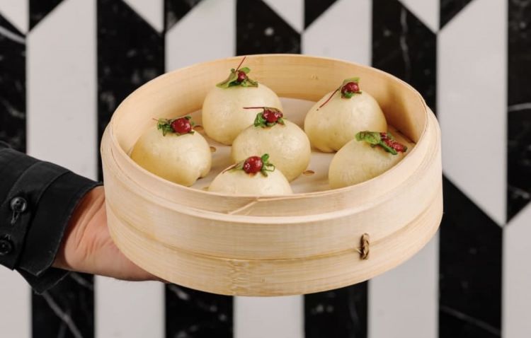 In carta, anche specialità di cucina cinese da condividere come Baozi al vapore con stracotto di maiale in agrodolce o la Selezione di Dim Sum
