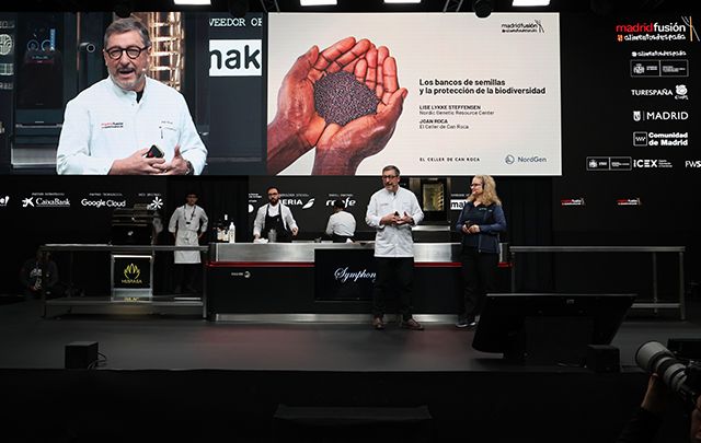 Joan Roca (El Celler de can Roca, Girona) con la scienziata Lise Lykke Steffensen (Nordic Genetic Resource Center di Alnarp, Svezia)
