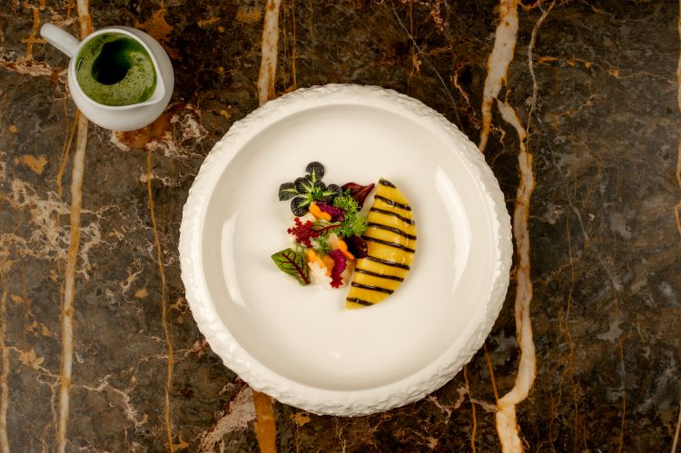 Raviolo ripieno di lactopatata, salsa al greencurry e verdurine croccanti, cotte, crude e acetate
