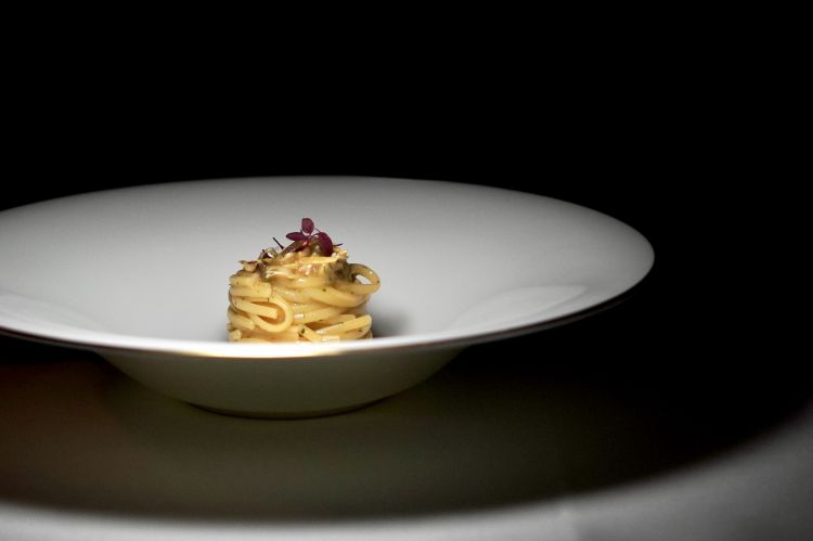 Linguina con emulsione di ricci di mare, "lupini e lupini". Un classico realizzato a dovere