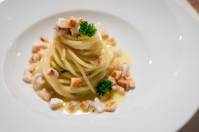 Spaghetto, la sogliola e la ricotta: spaghettoni mantecati con ricotta dolce, sogliola arrostita e gratinatura al burro
