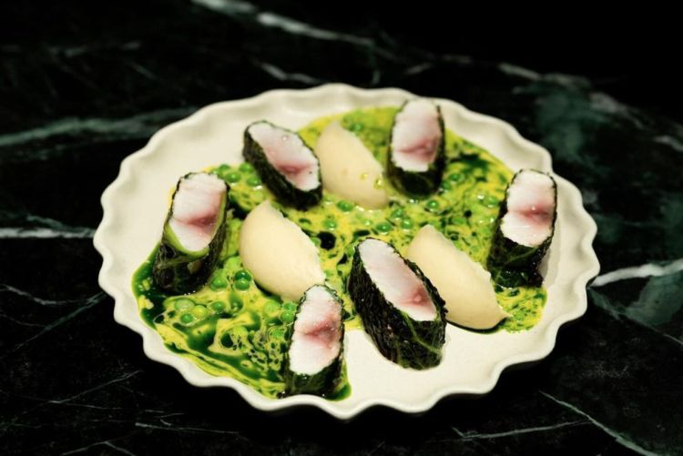 Branzino alla brace, verza, beurre blanc e piselli