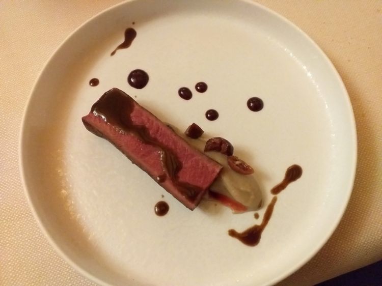 Lombo di capriolo, purè di castagne, ciliegie al balsamico di ciliegie, fondo al whisky
