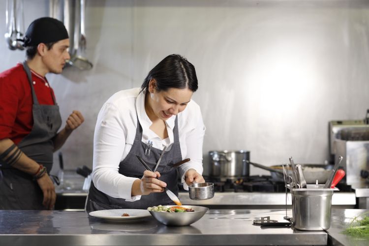 La motivazione ufficiale del premio Michelin: "Martina Caruso è autrice di una cucina strutturata, ma allo stesso tempo fresca e delicata con proposte originali che esaltano i sapori e i profumi dei prodotti locali. Martina riceve il premio Michelin Chef Donna 2019 per la grande volontà e capacità di progredire e di rappresentare la sua isola raggiante, attraverso una grande tecnica e il tocco femminile di una giovane donna appassionata e determinata"
