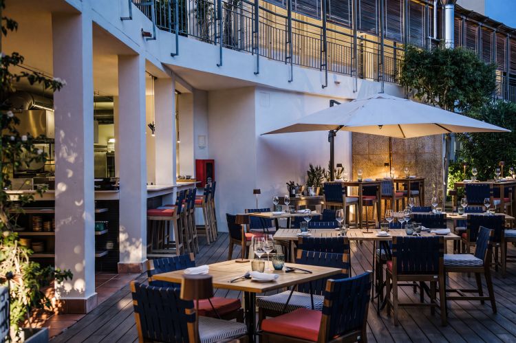 Particolare de La Gardiana, l'insegna fine dining con tavoli quasi tutti outdoor. I menu degustazione sono 3: Arsu (6 piatti, 90 euro), Su Mari (4 portate, 75 euro) e Ortalizia (3 portate vegetariane, 65 euro).