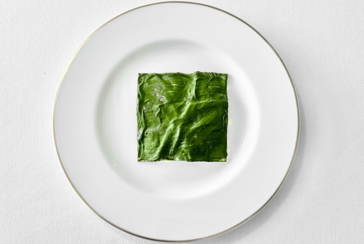 Pasta e ravanello - Qui Romito lavora anche su parti considerate normalmente di scarto, come la foglia del ravanello. La sfoglia di pasta fresca, tagliata in quadrati, è preparata con farina di Saragolla e foglia di ravanello macinata più grossolanamente, così da mantenere una struttura più porosa. La foglia torna anche nella glassa superiore. Alla base c’è una giardiniera cruda di ravanello, agrodolce, con gocce di estratto di peperoncino verde. Il piatto è costruito come un’evoluzione di amaro, piccante e acido, che cambia progressivamente in bocca. La pasta in una nuova dimensione, la forza della consistenza