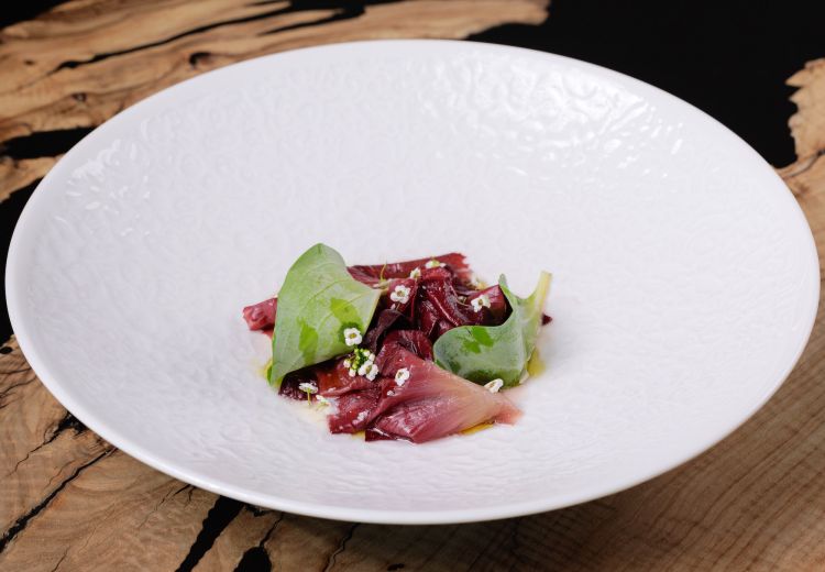 Ostrica & Rosa di Gorizia
Ostrica, rosa di Gorizia marinata, mandorla e lime nero. Un’apertura elegante, in cui la componente marina incontra le note vegetali e balsamiche della rosa, mentre il lime nero dona profondità e freschezza