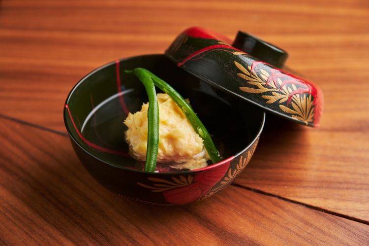 Owan
Su un brodo piuttosto forte di dashi da katsuobushi, riposa una deliziosa polpetta di gambero (ebi shinjo) con sudachi (agrume tipo lime) e fagiolini sbollentati. Nella sequenza kaiseki classica, la zuppa Owan è importante perché genera un cambio di ritmo al palato: lo pulisce e prepara all'assaggio successivo