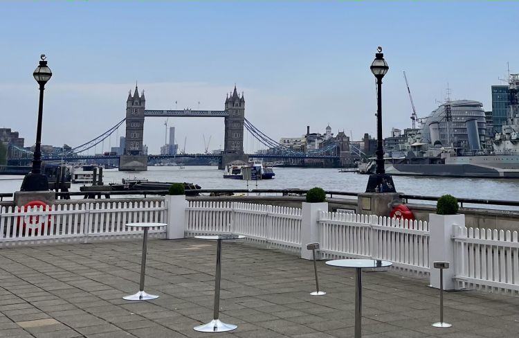 In lontananza, il London Bridge