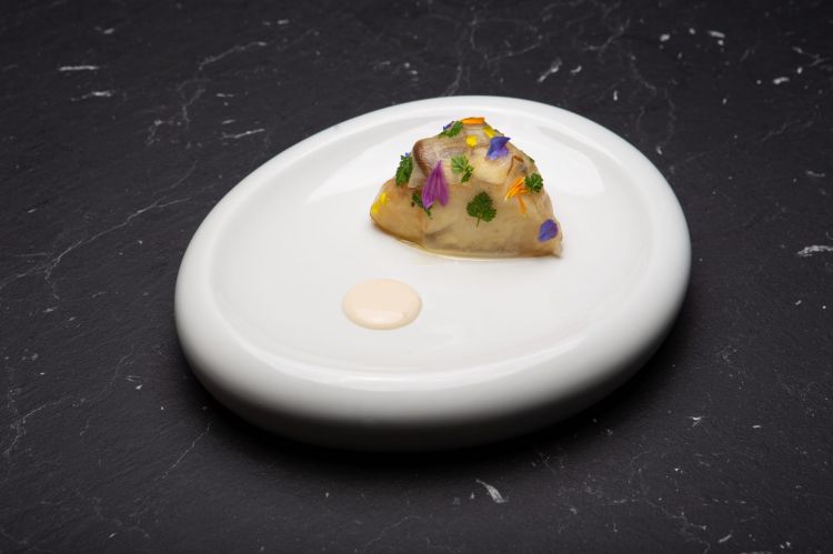 Sedano rapa con funghi chiodini, salsa di funghi fermentati e pera marinata