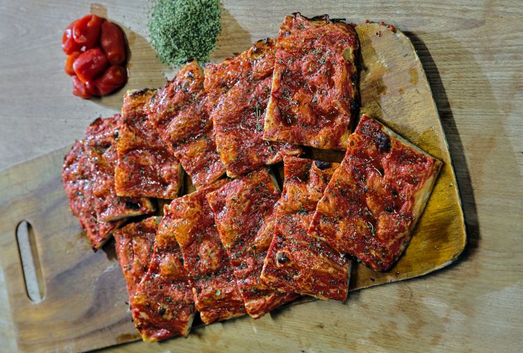 La favolosa pizza rossa: la salsa di pomodori perini e i grani della farina sono auto-prodotti a Cascina Gallina, Busnago
