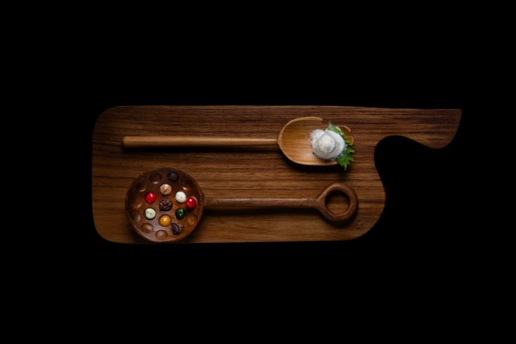 Sotto, il cucchiaio del secondo assaggio, rivelato: si chiama Intro.verso e lo compongono 9 deliziosi puntini (foto Andreatta)