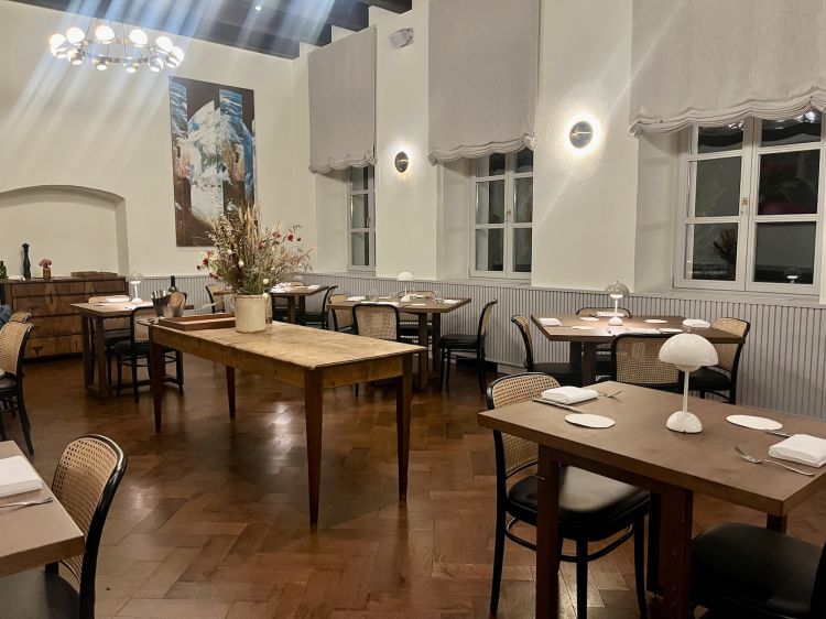 Nella sala, spiccano le opere d'arte collezionate da Suzanne e Krešimir Penavić