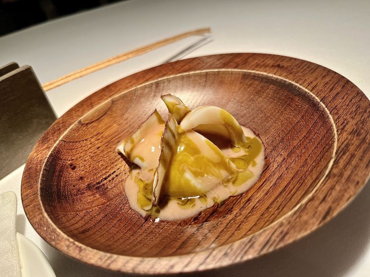 Seppia arrosto e pepe rosa
Un altro mono-ingrediente (quasi, a esser precisi perché alla fine si uniscono delle gocce di estratto di peperone e del pepe rosa). Scordatevi la classica seppia callosa; qui è fin croccante perché, dopo essere sbollentata è messa subito in acqua e ghiaccio per arrestarne la metamorfosi testurale, e poi arrostita per qualche secondo. La salsa sotto è molto intensa perché ottenuta dalla seppia "sporca". Un piatto molto intenso, che esplora il gusto amaro
