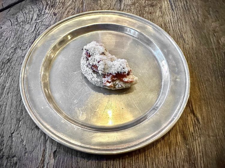 Pane al lievito madre, peperoni marinati, feta: tra croccantezza, dolcezza e sapidità.