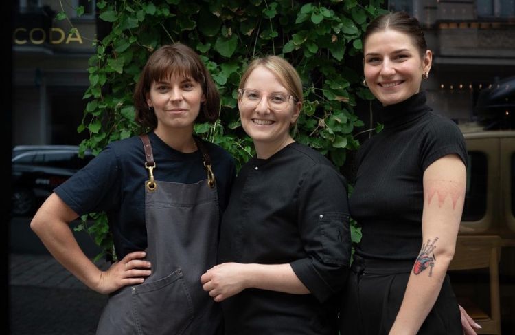 Tre colonne del ristorante Coda: da sinistra, Sophia Fenger (sommelière), Julia Leitner (head chef, austriaca) ed Elise Czako (restaurant manager). Foto Claudia Goedke
