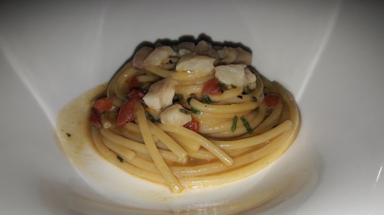 Spaghettone al ragù di gallinella, peperoni arrosto, maggiorana e salicornia
