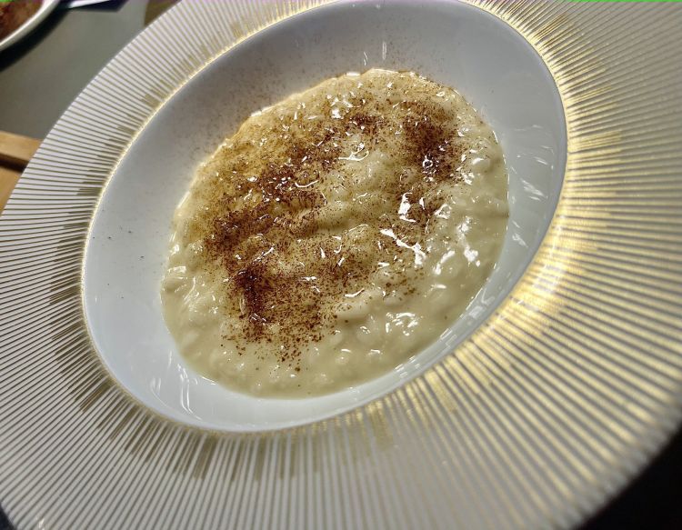 Risotto al rafano, scampi, liquirizia, limone
Matteo Metullio e Davide De Pra
Risotto cotto in un brodo al rafano, mantecato al rafano e servito caldo su un'invisibile ceviche di scampi al limone. Il consiglio saggio del cameriere è di affondare il cucchiaio sotto per tirare su il crostaceo. In cima completa una polvere di liqurizia. Dolce, ittico carnoso, acido, favoloso
