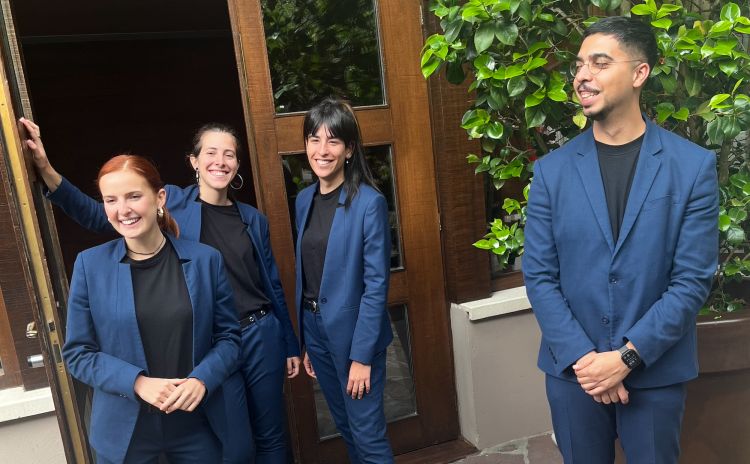 Mugaritz, ragazzi di sala. Da sinistra, Maria Chiara Gullo, Ainhoa Beloki, Blanca Garrido e Luis Daniel Rodriguez. Dietro a ogni menu del ristorante basco c'è invece un quartetto invisibile che si occupa di ricerca e sviluppo: Sasha Correa, Julián Otero, Ramón Perisé e Javier Vergara
