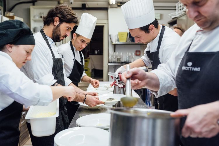 Lo chef Matteo Balestra, con la barba
