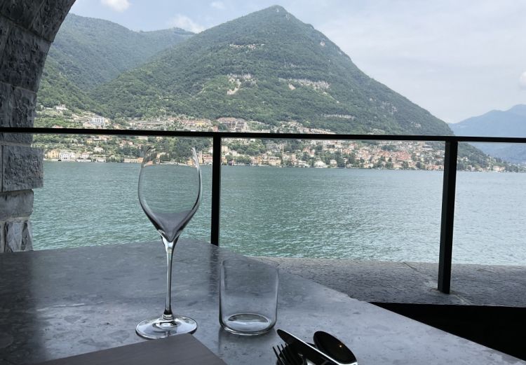 Tavoli affacciati sul Lago di Como, per goderne ap