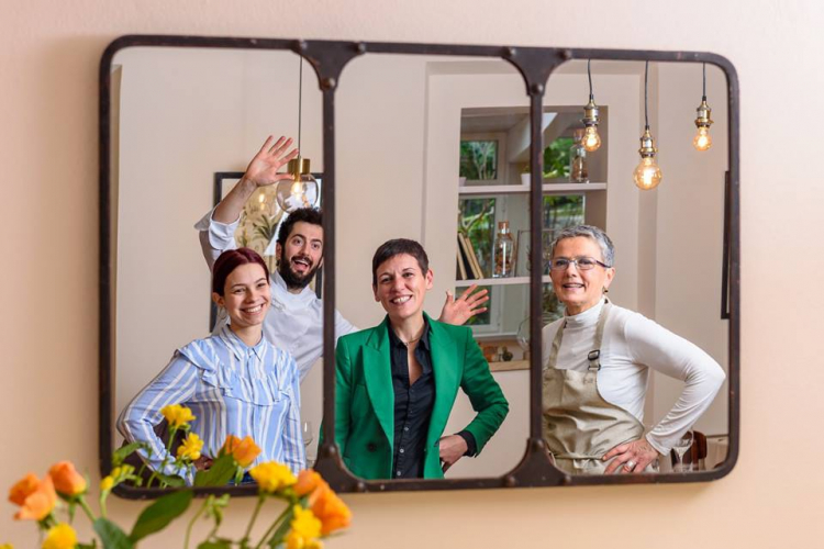 Lo chef con la compagna Maily Dolci, che cura la sala, Margherita Bucci (cura la comunicazione) e mamma Carla Zanni «che mi aiuta per la raccolta delle erbe di campo, dei fiori eccetera»