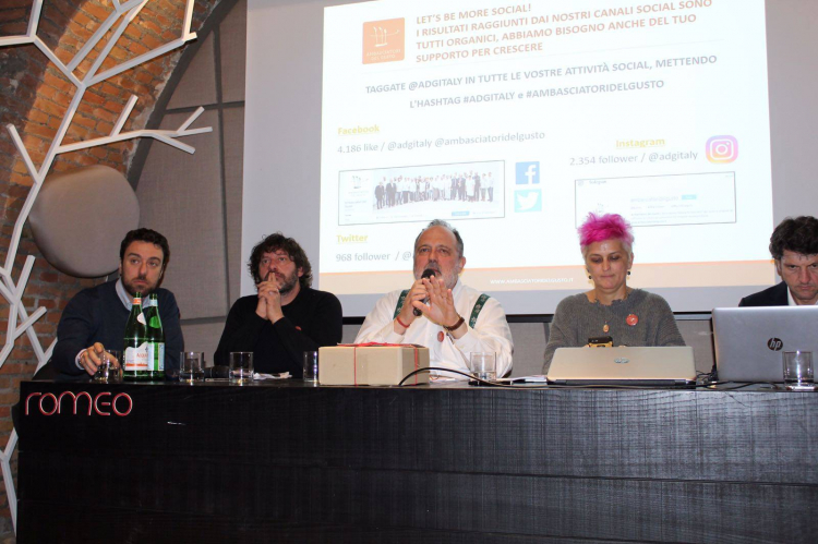 L'assemblea degli Ambasciatori del Gusto: da sinistra Gianluca De Cristofaro, Cesare Battisti, Paolo Marchi, Cristina Bowerman
